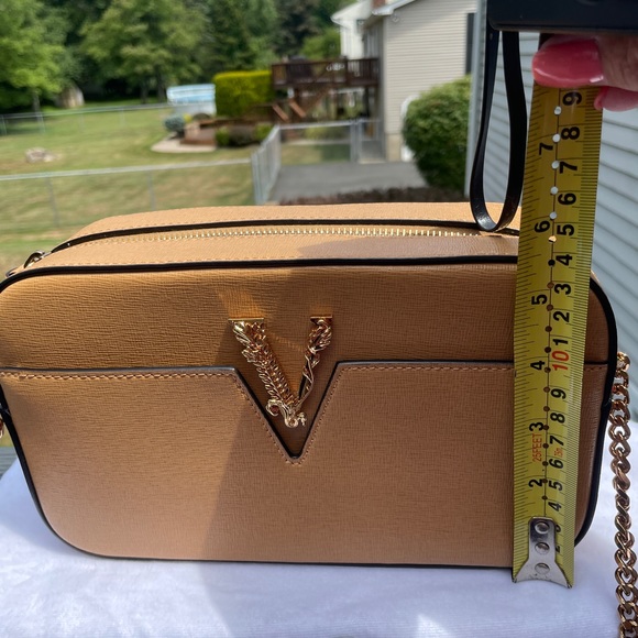 Authentic 𝐕𝐞𝐫𝐬𝐚𝐜𝐞 Tan Camera Crossbody - Picture 10 of 14